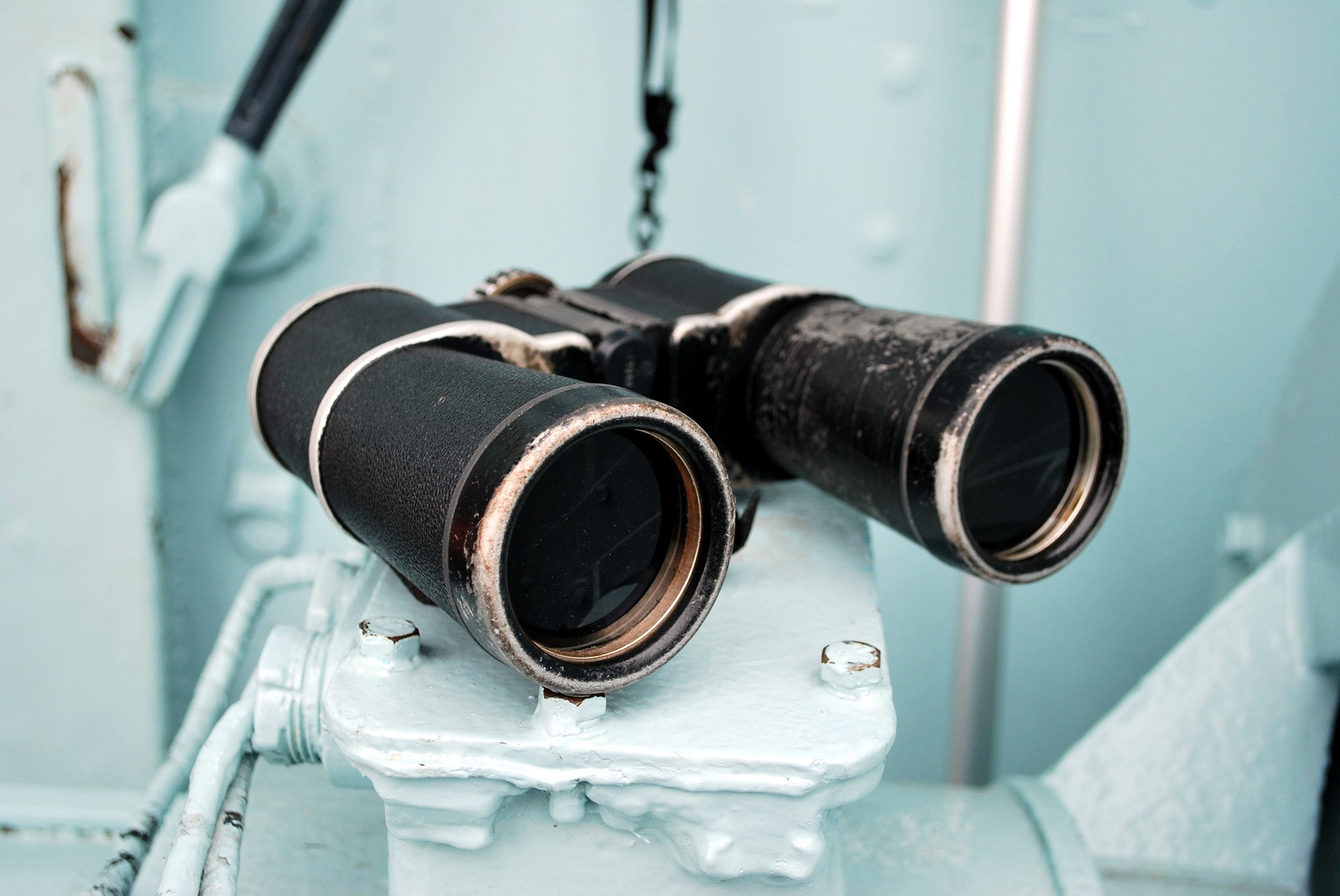 Which Is Better 10x50 Binoculars vs 10x42 Binoculars?