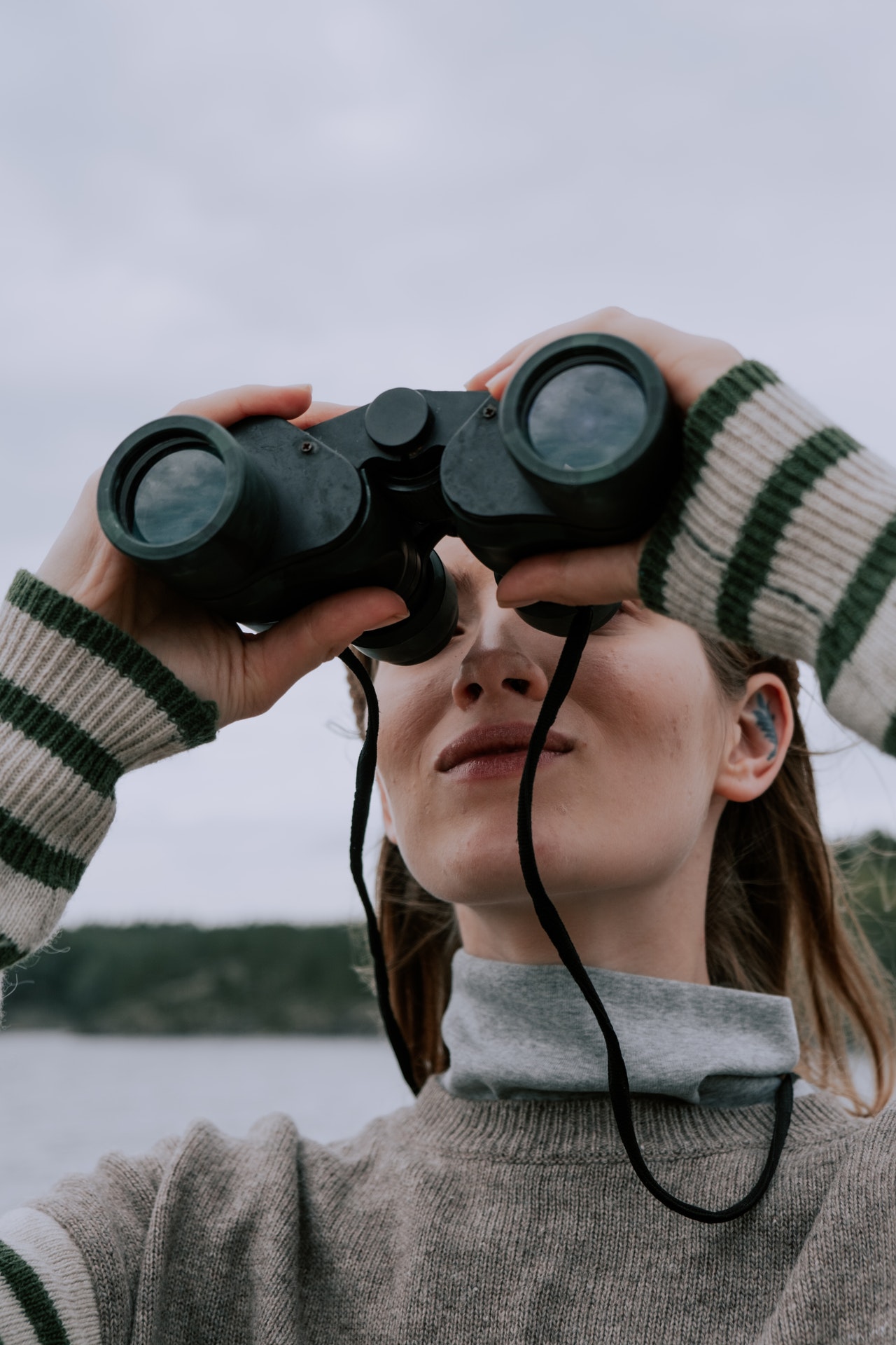 Which Is Better 10x50 or 20x50 Binoculars?