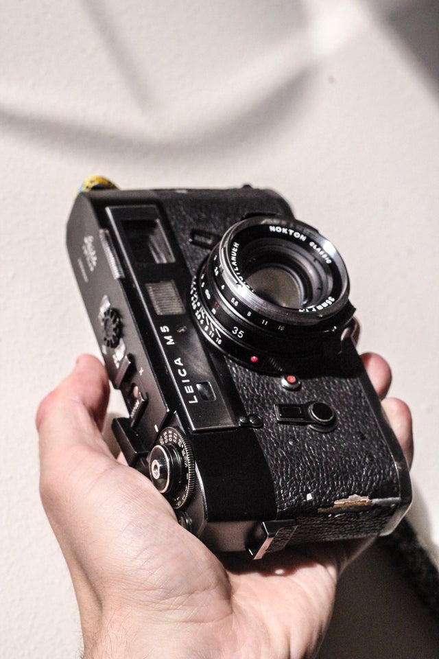 how to hold a rangefinder steady