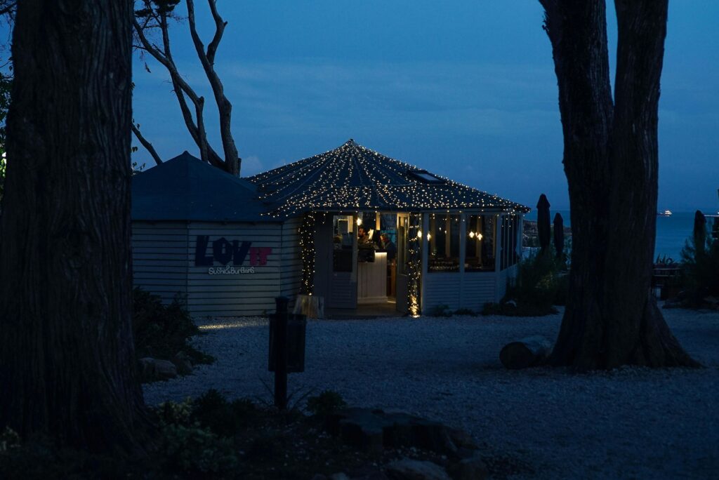 outdoor lights stringing together